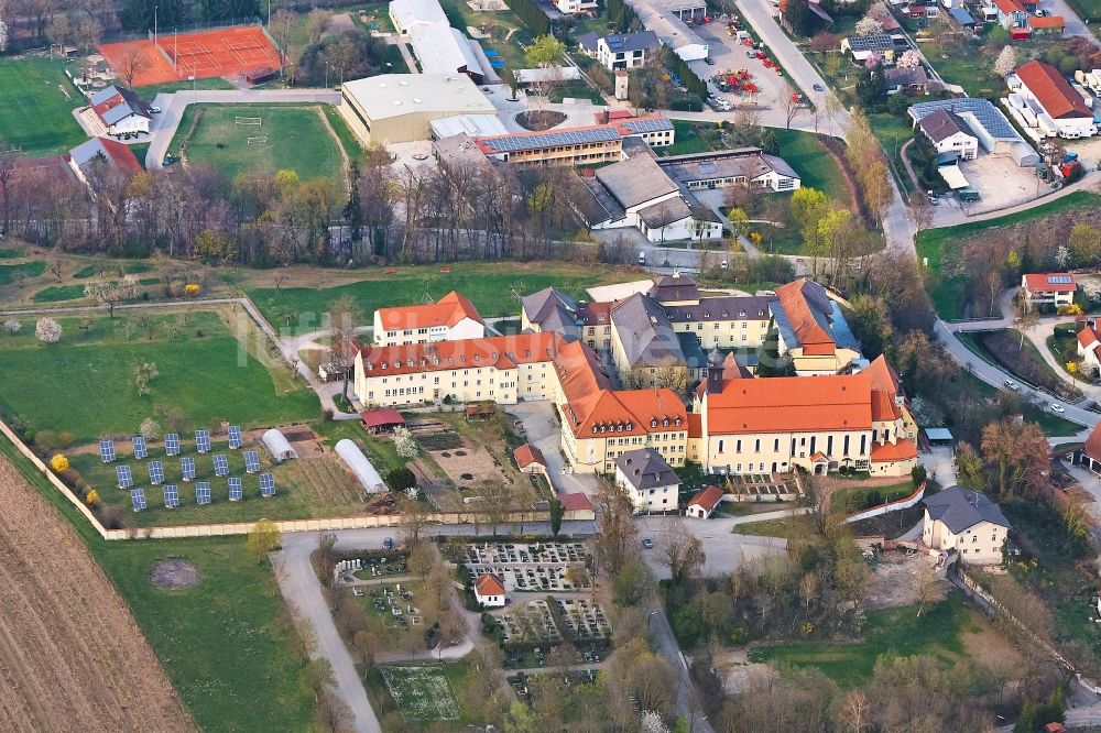 Luftaufnahme Niederviehbach - Gebäudekomplex des ehemaligen Klosters und der heutigen Realschule St. Maria in Niederviehbach im Bundesland Bayern, Deutschland