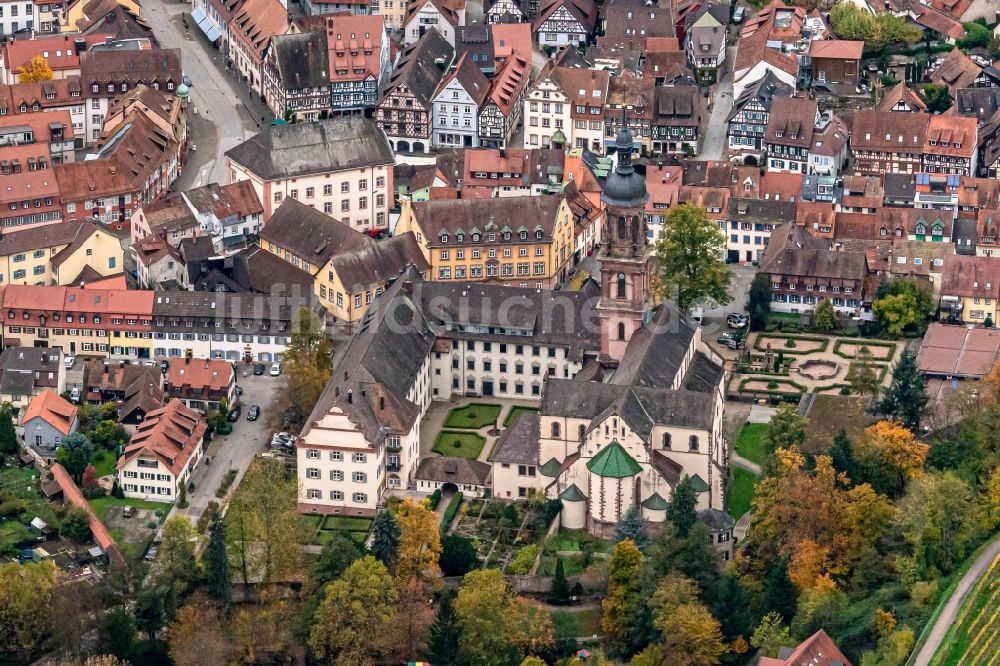 Luftaufnahme Gengenbach - Gebäudekomplex des ehemaligen Klosters und heutigen Sankt Marien in Gengenbach im Bundesland Baden-Württemberg, Deutschland