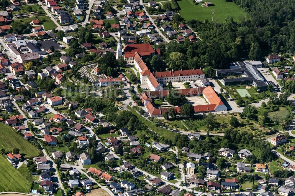 Ranshofen von oben - Gebäudekomplex des ehemaligen Klosters und heutigen Schloss Ranshofen in Ranshofen in Oberösterreich, Österreich