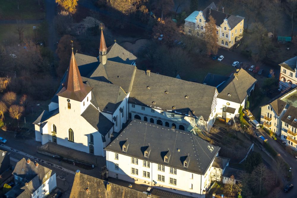 Luftbild Arnsberg - Gebäudekomplex des ehemaligen Klosters Kloster Wedinghausen in Arnsberg im Bundesland Nordrhein-Westfalen, Deutschland