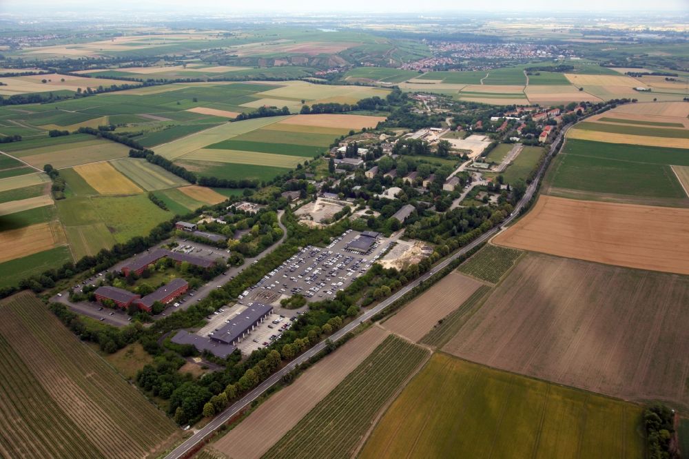 Luftaufnahme Dexheim - Gebäudekomplex der ehemaligen Militär- Kaserne Anderson Barracks in Dexheim im Bundesland Rheinland-Pfalz, Deutschland
