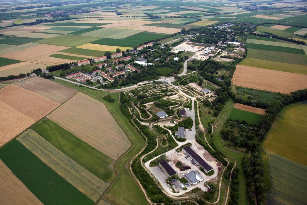 Dexheim aus der Vogelperspektive: Gebäudekomplex der ehemaligen Militär- Kaserne Anderson Barracks in Dexheim im Bundesland Rheinland-Pfalz, Deutschland