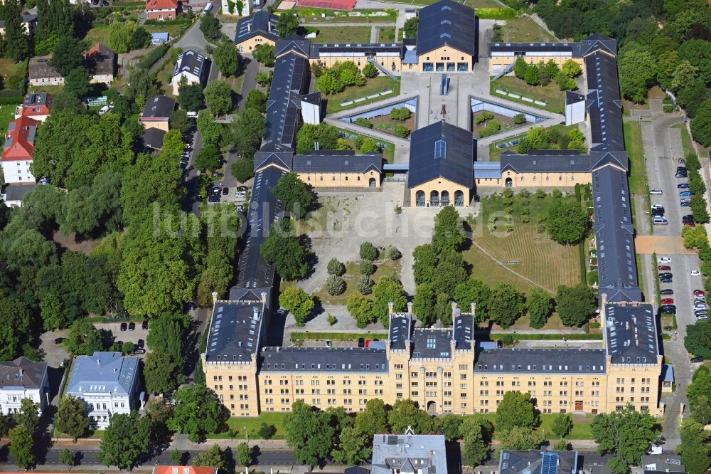 Luftbild Potsdam - Gebäudekomplex der ehemaligen Militär- Kaserne Garde-Ulanen-Kaserne und der heutigen Berufsschule OSZ I - Technik Potsdam in Potsdam im Bundesland Brandenburg, Deutschland