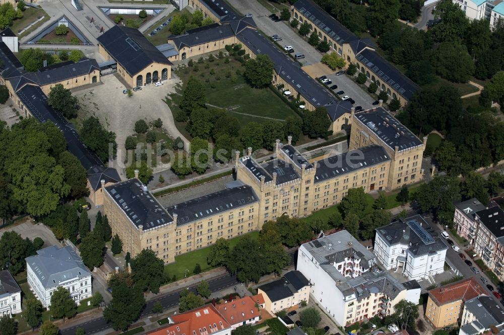 Luftaufnahme Potsdam - Gebäudekomplex der ehemaligen Militär- Kaserne Garde-Ulanen-Kaserne in der Jägerallee in Potsdam im Bundesland Brandenburg, Deutschland