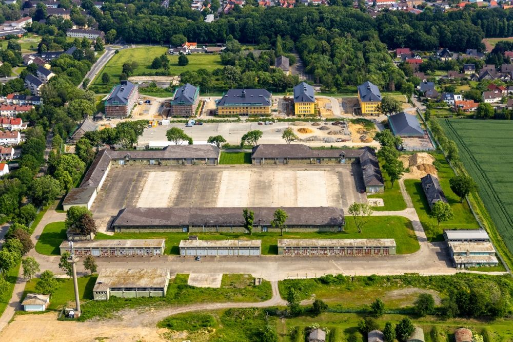 Soest aus der Vogelperspektive: Gebäudekomplex der ehemaligen Militär- Kaserne Kanaal van Wessem Kaserne in Soest im Bundesland Nordrhein-Westfalen, Deutschland