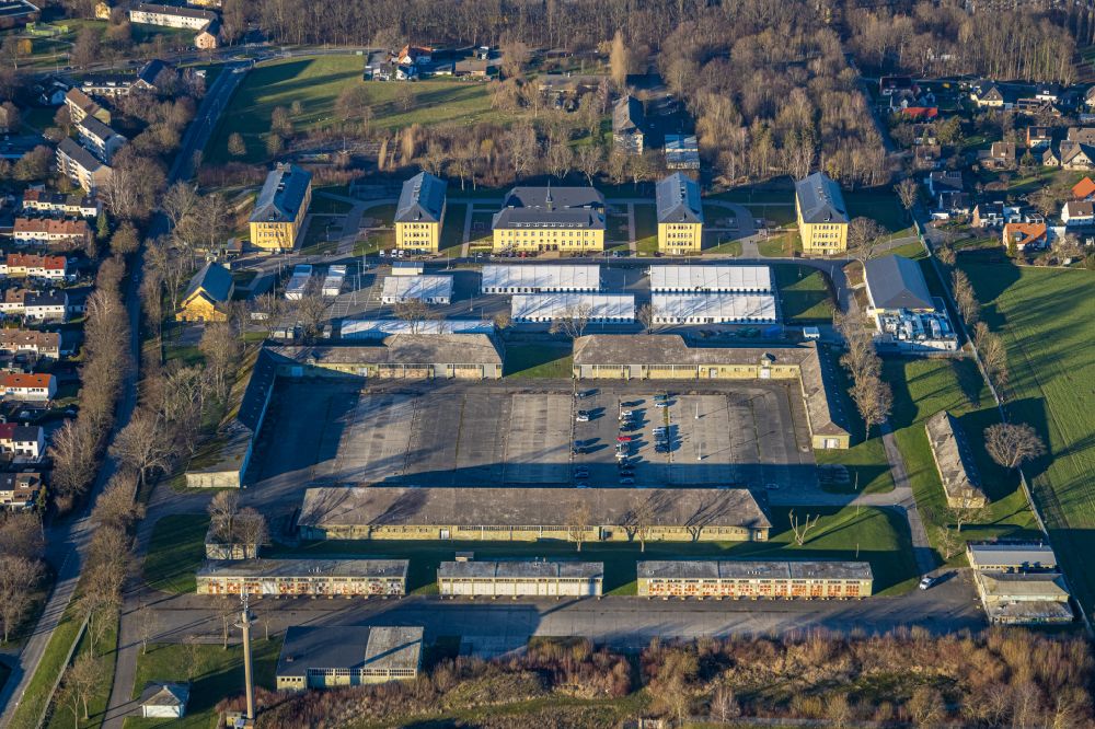 Luftaufnahme Soest - Gebäudekomplex der ehemaligen Militär- Kaserne Kanaal van Wessem Kaserne in Soest im Bundesland Nordrhein-Westfalen, Deutschland