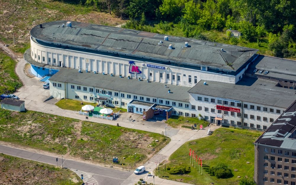 Luftaufnahme Binz - Gebäudekomplex der ehemaligen Militär- Kaserne Koloss von Prora im Ortsteil Prora in Binz im Bundesland Mecklenburg-Vorpommern