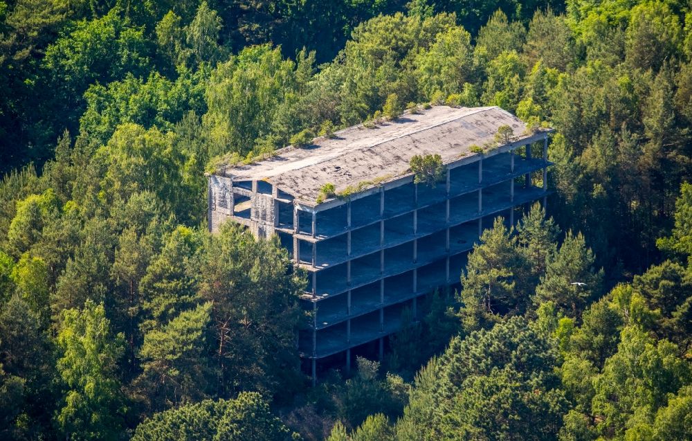 Luftaufnahme Binz - Gebäudekomplex der ehemaligen Militär- Kaserne Koloss von Prora im Ortsteil Prora in Binz im Bundesland Mecklenburg-Vorpommern