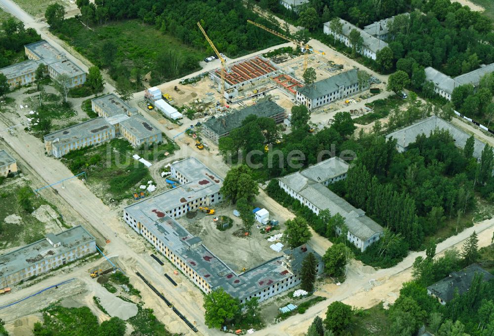 Fahrland aus der Vogelperspektive: Gebäudekomplex der ehemaligen Militär- Kaserne am Krampnitzsee in Fahrland im Bundesland Brandenburg, Deutschland