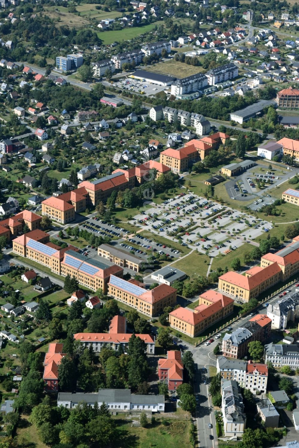 Luftaufnahme Plauen - Gebäudekomplex der ehemaligen Militär- Kaserne Offiziershochschule (OHS) der Grenztruppen der DDR in Plauen im Bundesland Sachsen