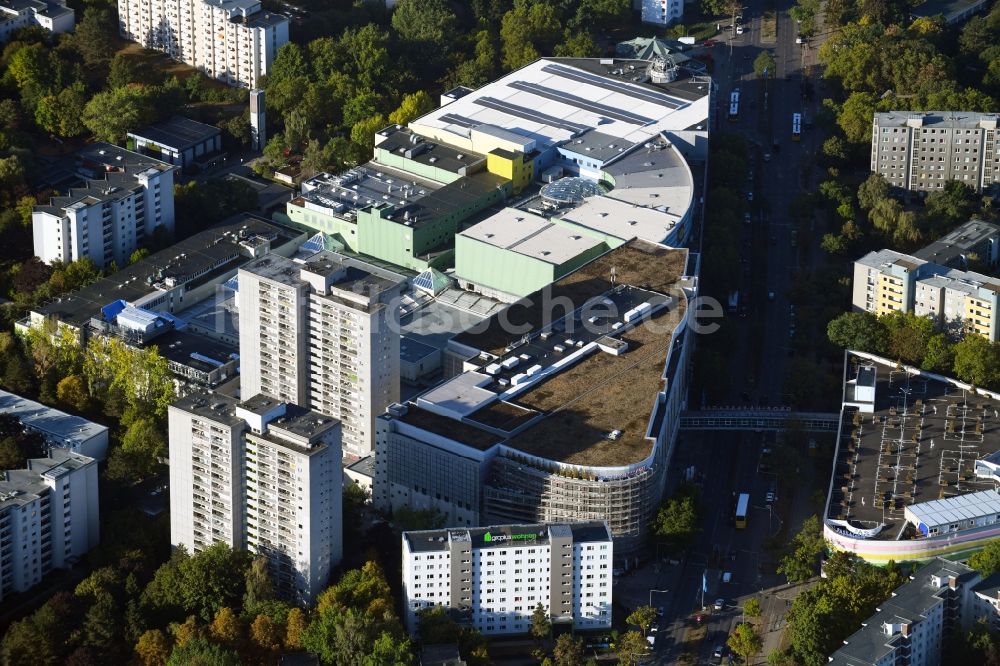 Berlin von oben - Gebäudekomplex des Einkaufszentrums Gropius Passagen im Ortsteil Gropiusstadt im Bezirk Neukölln in Berlin