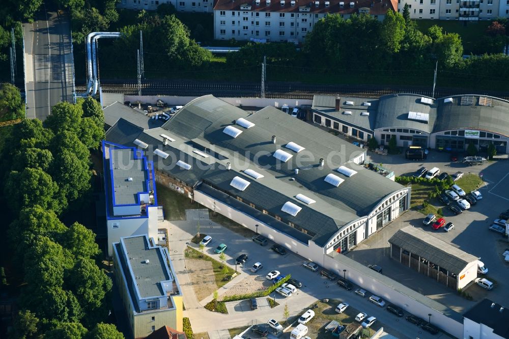 Luftbild Rostock - Gebäudekomplex und Gelände der KFZ- Instandsetzungs- Werkstatt dieFahrzeugpfleger GbR in Rostock im Bundesland Mecklenburg-Vorpommern, Deutschland