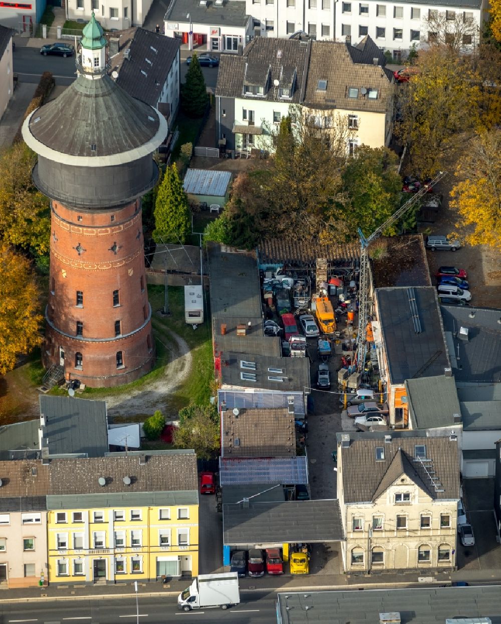 Luftaufnahme Velbert - Gebäudekomplex und Gelände der KFZ- Instandsetzungs- Werkstatt am historischen Wasserturm an der Langenberger Straße in Velbert im Bundesland Nordrhein-Westfalen