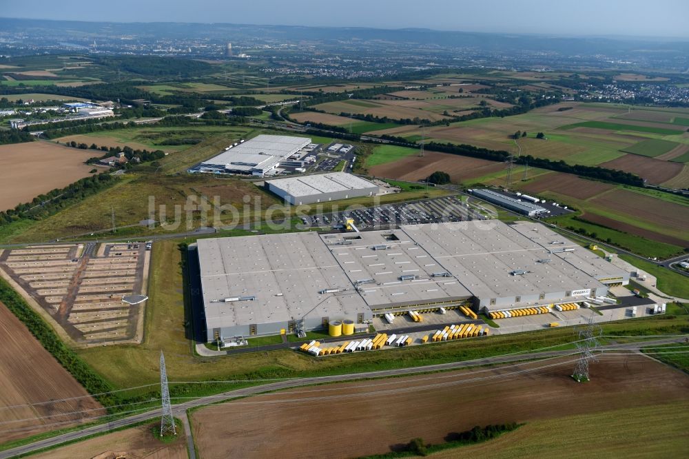 Luftbild Kobern-Gondorf - Gebäudekomplex und Gelände des Logistikzentrums AMAZON Am Autobahnkreuz in Kobern-Gondorf im Bundesland Rheinland-Pfalz, Deutschland