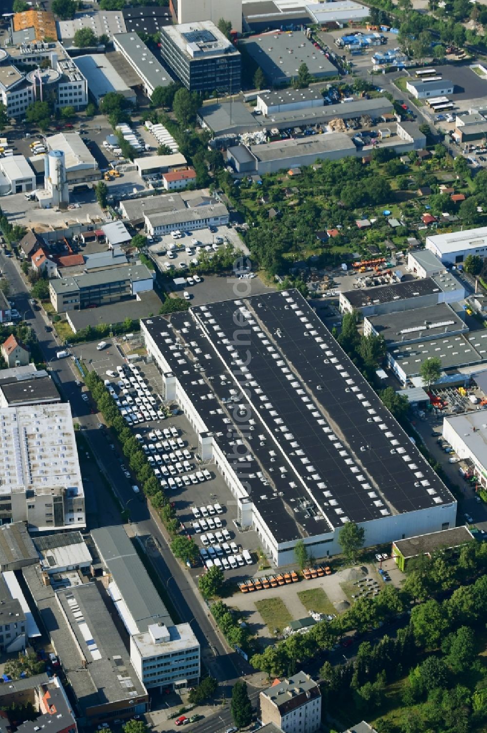 Luftbild Berlin - Gebäudekomplex und Gelände des Logistikzentrums der Amazon Europe Core S.à r.l. im Ortsteil Mariendorf in Berlin, Deutschland
