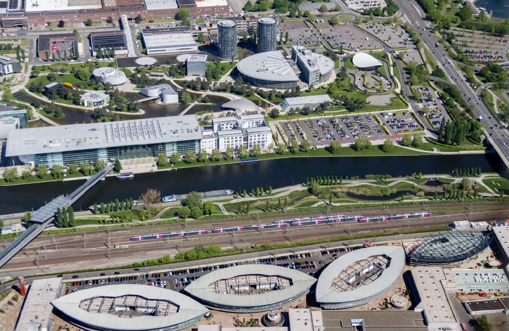 Wolfsburg von oben - Gebäudekomplex und Gelände des Logistikzentrums der Autostadt des VW Volkswagen- Werkes in Wolfsburg im Bundesland Niedersachsen