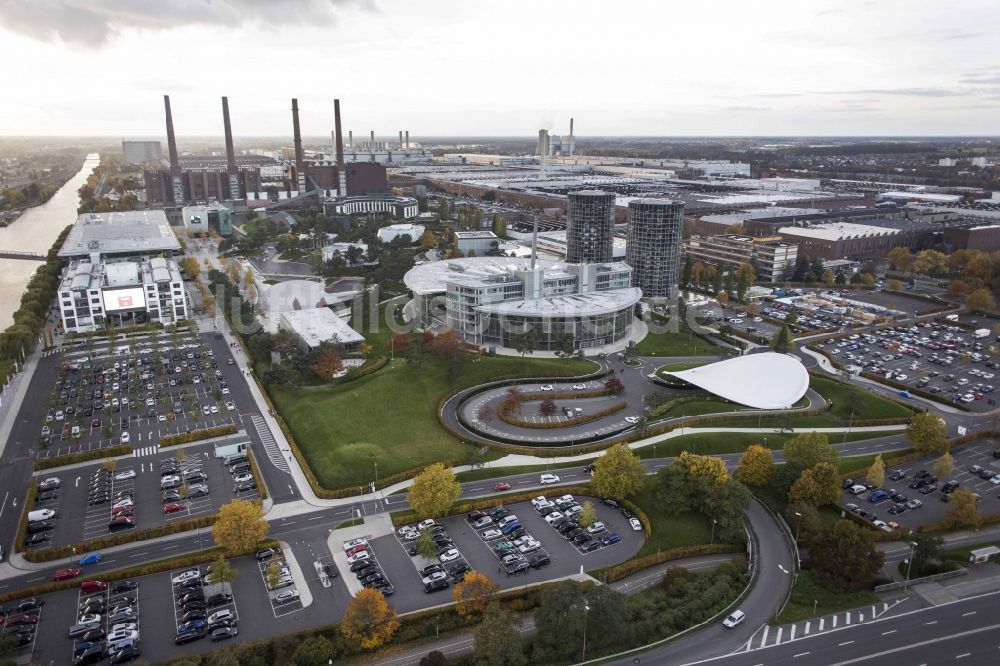 Wolfsburg von oben - Gebäudekomplex und Gelände des Logistikzentrums der Autostadt des VW Volkswagen- Werkes in Wolfsburg im Bundesland Niedersachsen
