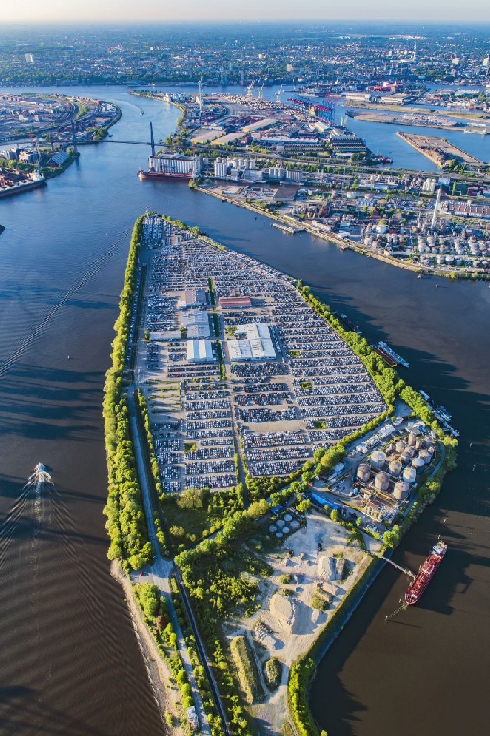Luftbild Hamburg - Gebäudekomplex und Gelände des Logistikzentrums der BLG Autoterminal Hamburg Gmbh&Co.KG mit Autostellplätze auf der Halbinsel Kattwyk in Hamburg