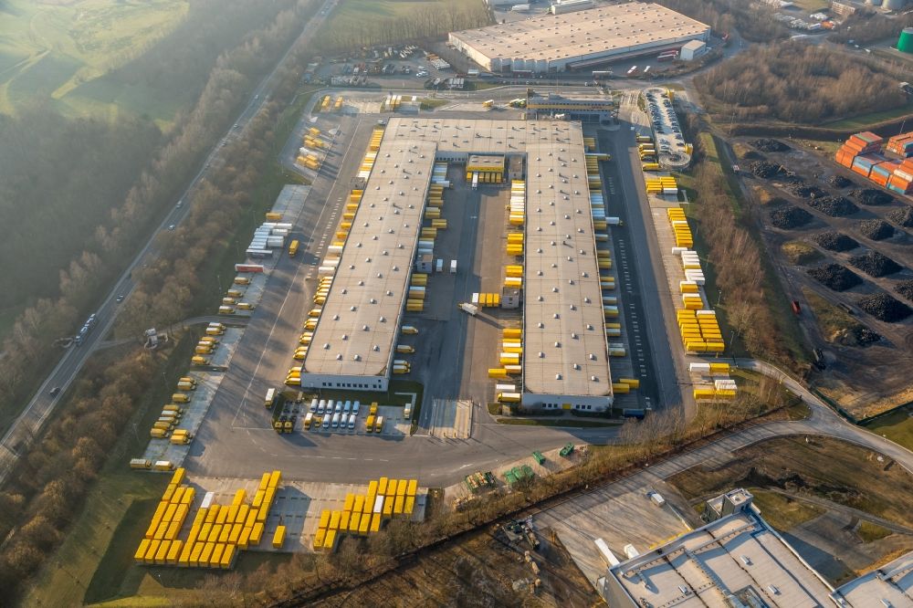 Dorsten von oben - Gebäudekomplex und Gelände des Logistikzentrums DHL cargo center im Ortsteil Feldmark in Dorsten im Bundesland Nordrhein-Westfalen, Deutschland