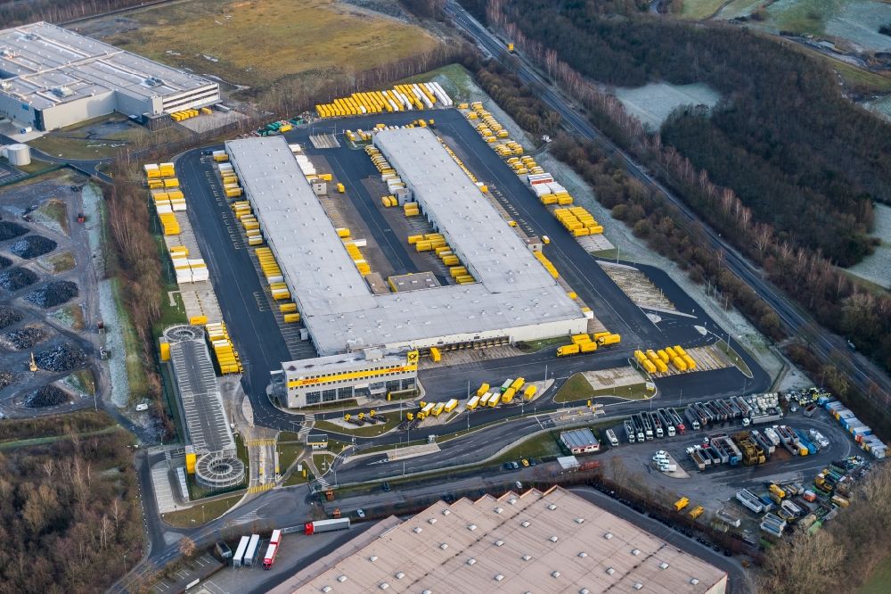 Luftaufnahme Dorsten - Gebäudekomplex und Gelände des Logistikzentrums DHL Frachtzentrum Dorsten an der Lünsingskuhle in Dorsten im Bundesland Nordrhein-Westfalen, Deutschland