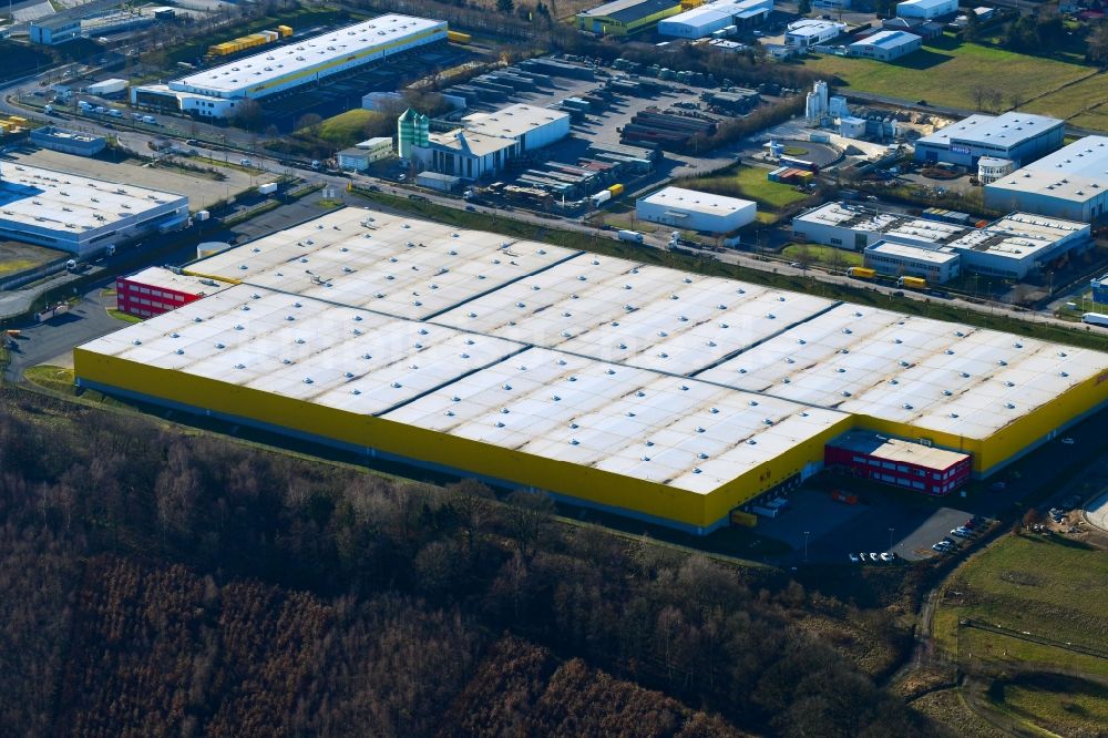 Staufenberg von oben - Gebäudekomplex und Gelände des Logistikzentrums der DHL Paket GmbH in Staufenberg im Bundesland Niedersachsen, Deutschland