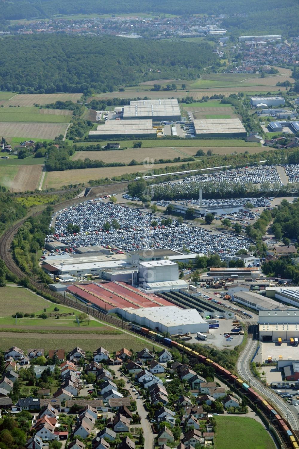 Illingen von oben - Gebäudekomplex und Gelände des Logistikzentrums Mosolf Horst GmbH & Co. KG an der Wilhelmstraße in Illingen im Bundesland Baden-Württemberg