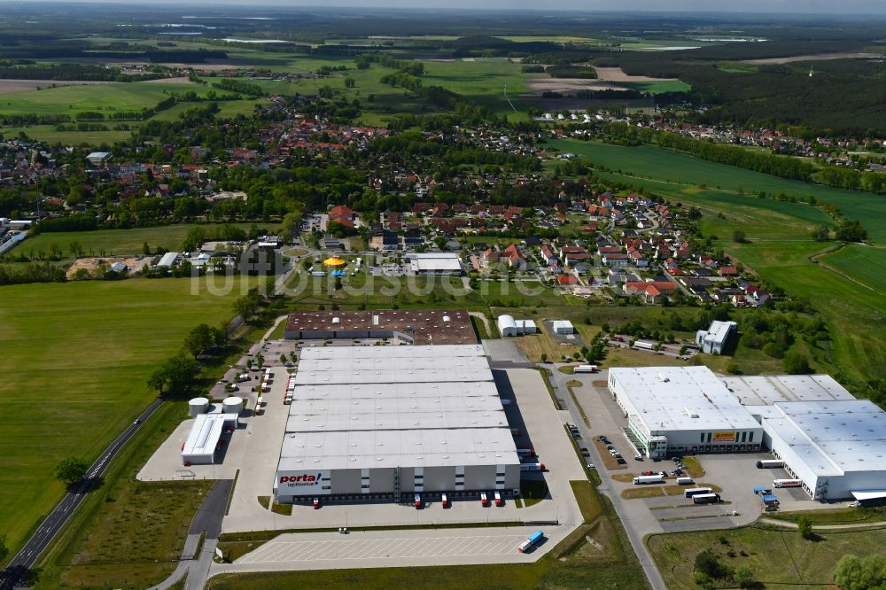 Trebbin von oben - Gebäudekomplex und Gelände des Logistikzentrums der porta Möbel OnlineShop GmbH & Co.KG in Trebbin im Bundesland Brandenburg, Deutschland