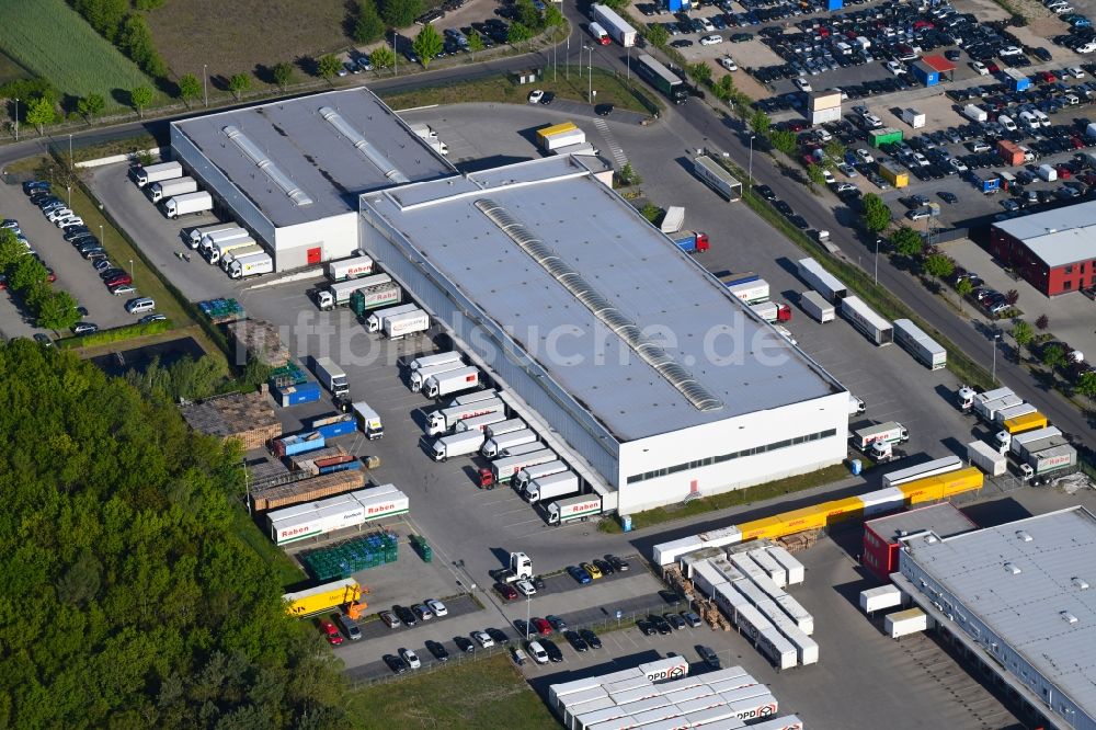 Luftaufnahme Schenkendorf - Gebäudekomplex und Gelände des Logistikzentrums der Raben Germany GmbH in Schenkendorf im Bundesland Brandenburg, Deutschland