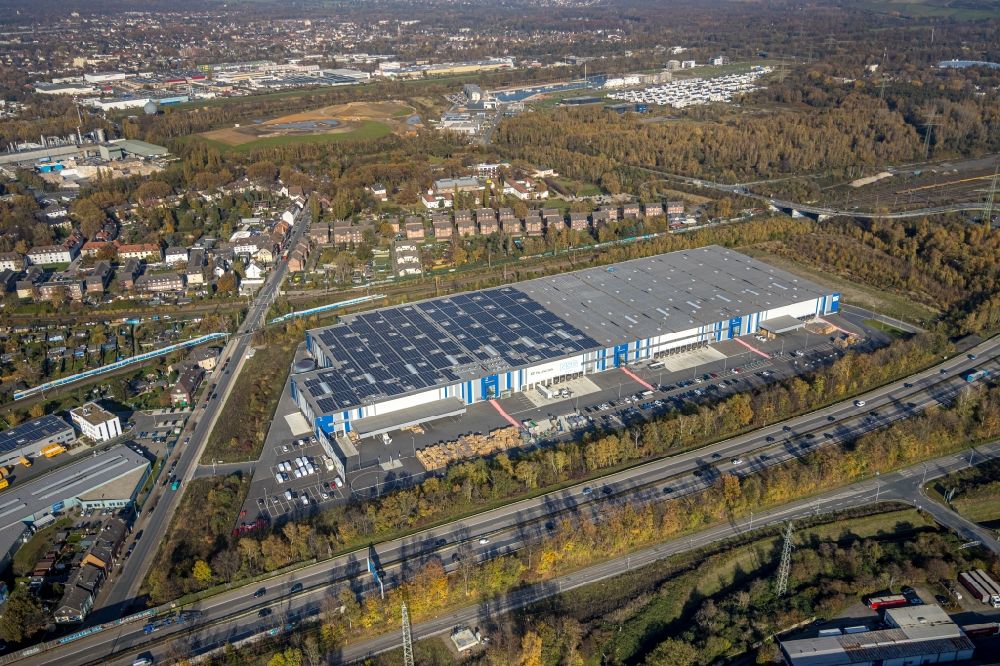 Gelsenkirchen von oben - Gebäudekomplex und Gelände des Logistikzentrums an der Uechtingstraße entlang der BAB A42 in Gelsenkirchen im Bundesland Nordrhein-Westfalen, Deutschland