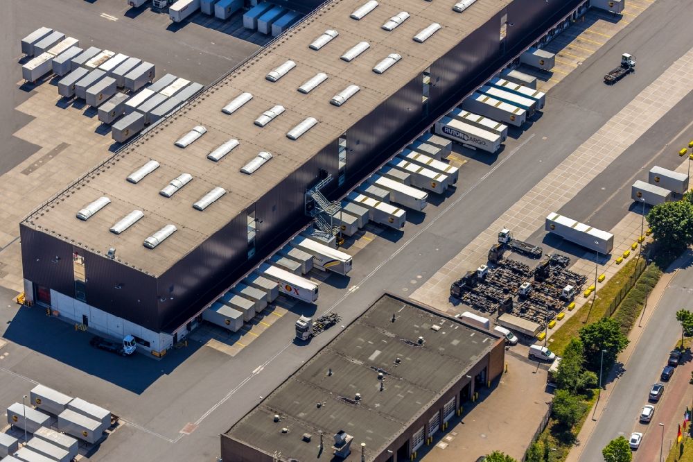 Herne von oben - Gebäudekomplex und Gelände des Logistikzentrums UPS Depot Herne-Börnig in Herne im Bundesland Nordrhein-Westfalen, Deutschland