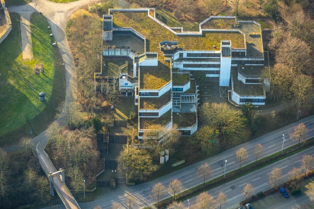 Luftaufnahme Mülheim an der Ruhr - Gebäudekomplex der Heinrich-Thöne- Volkshochschule im Darlington Park (ehemals MüGa) in Mülheim an der Ruhr im Bundesland Nordrhein-Westfalen