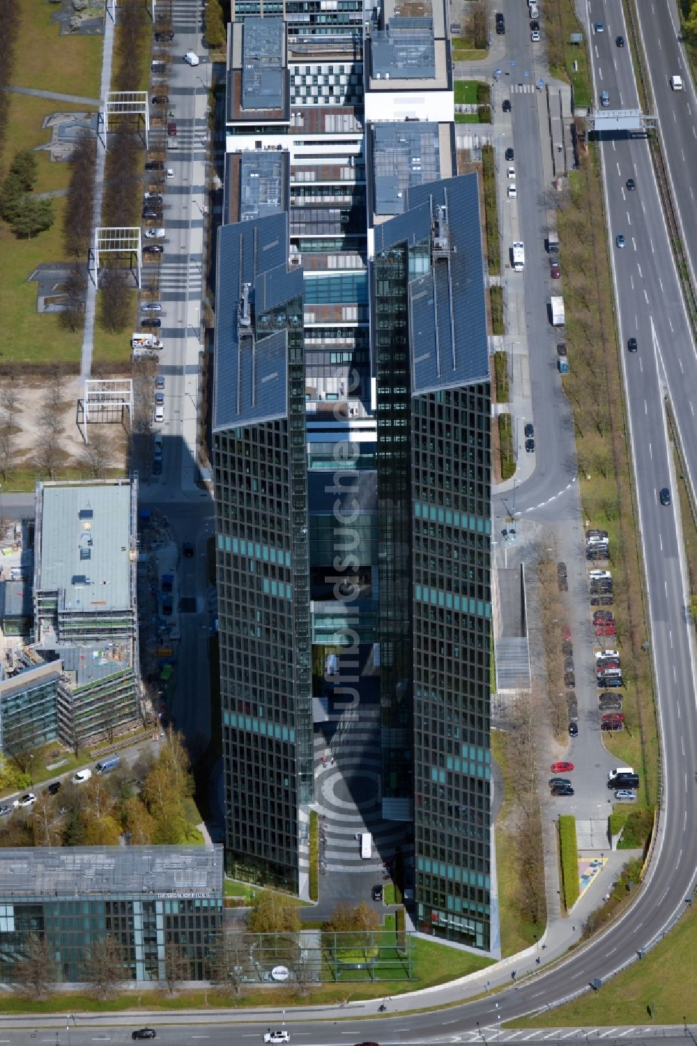 Luftbild München - Gebäudekomplex HighLight Towers im Ortsteil Schwabing-Freimann in München im Bundesland Bayern, Deutschland