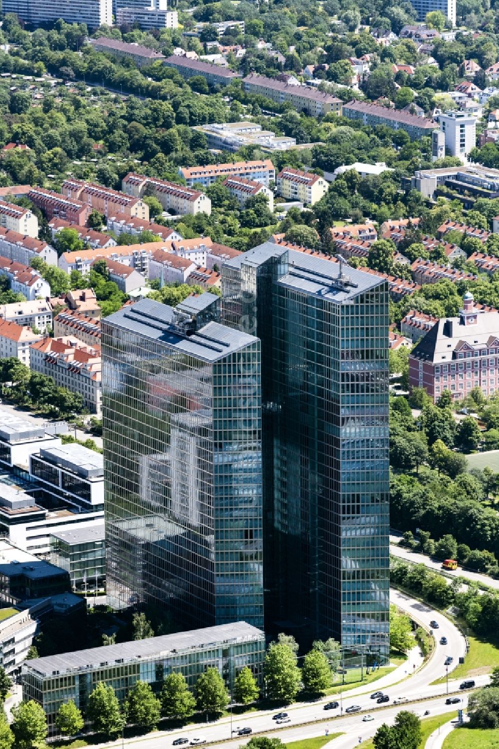 Luftaufnahme München - Gebäudekomplex HighLight Towers im Ortsteil Schwabing-Freimann in München im Bundesland Bayern, Deutschland