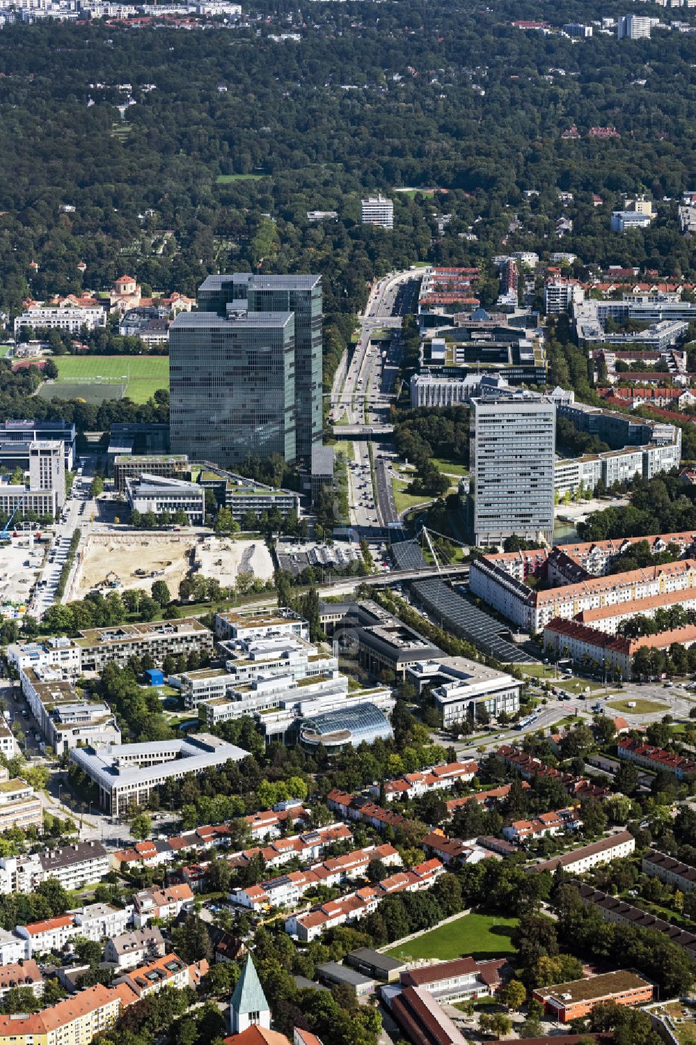 München aus der Vogelperspektive: Gebäudekomplex HighLight Towers im Ortsteil Schwabing-Freimann in München im Bundesland Bayern, Deutschland