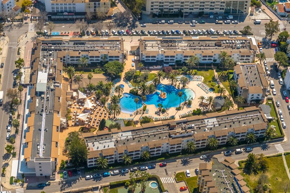 Luftaufnahme Port d'Alcudia - Gebäudekomplex der Hotelanlage Alcúdia Garden Aparthotel in Port d'Alcudia in Balearische Insel Mallorca, Spanien