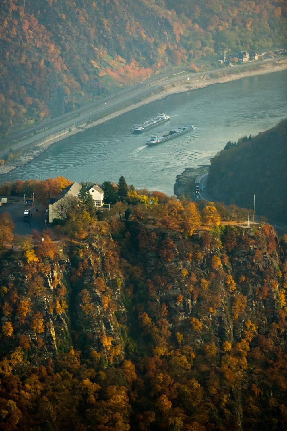 Luftaufnahme Sankt Goar - Gebäudekomplex der Hotelanlage Berghotel auf der Loreley am Loreley-Tunnel in Sankt Goar im Bundesland Rheinland-Pfalz