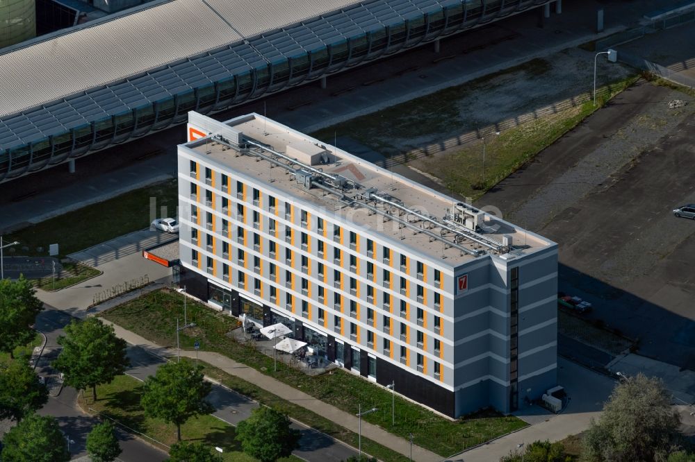Luftbild Schkeuditz - Gebäudekomplex der Hotelanlage CAMPANILE LEIPZIG HALLE AIRPORT in Schkeuditz im Bundesland Sachsen, Deutschland