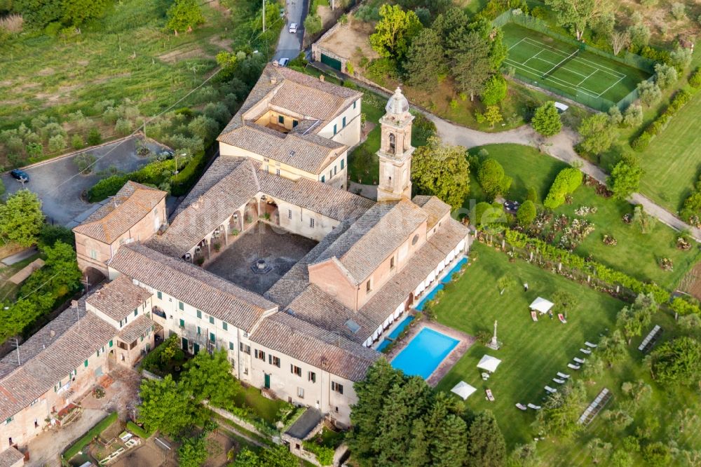 Siena aus der Vogelperspektive: Gebäudekomplex der Hotelanlage Certosa di Maggiano in Siena in Toskana, Italien
