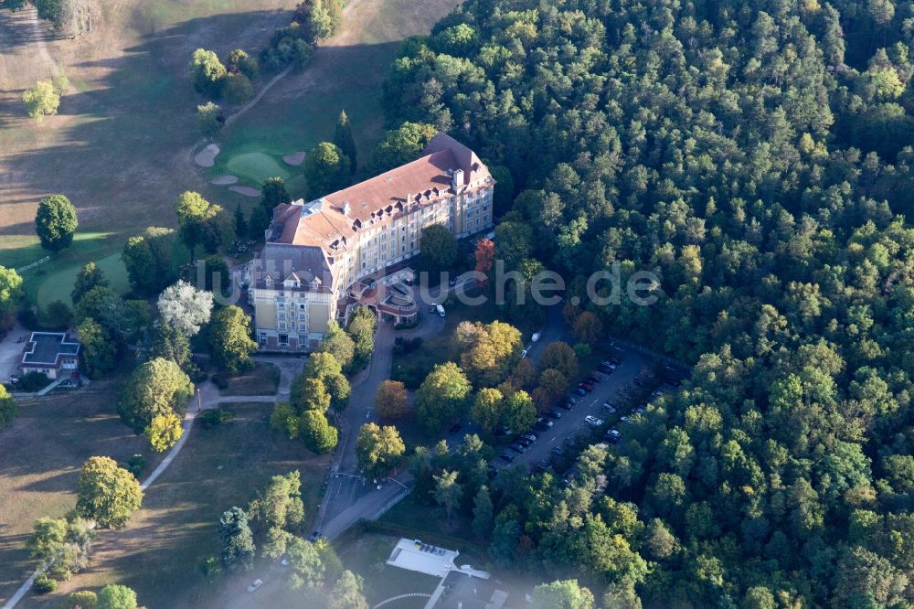 Vittel aus der Vogelperspektive: Gebäudekomplex der Hotelanlage Club Med Vittel Ermitage - France in Vittel in Grand Est, Frankreich