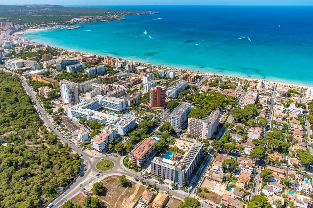 Luftaufnahme Palma - Gebäudekomplex der Hotelanlage Cook's Club Palma Beach bei der Bucht von Palma an der Carrer de Sant Ramon Nonat - Carrer de la Mar d'Aral in Palma in Balearische Insel Mallorca, Spanien