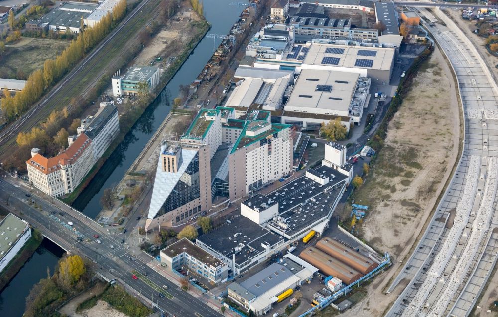 Luftaufnahme Berlin - Gebäudekomplex der Hotelanlage Estrel Berlin im Ortsteil Neukölln in Berlin, Deutschland