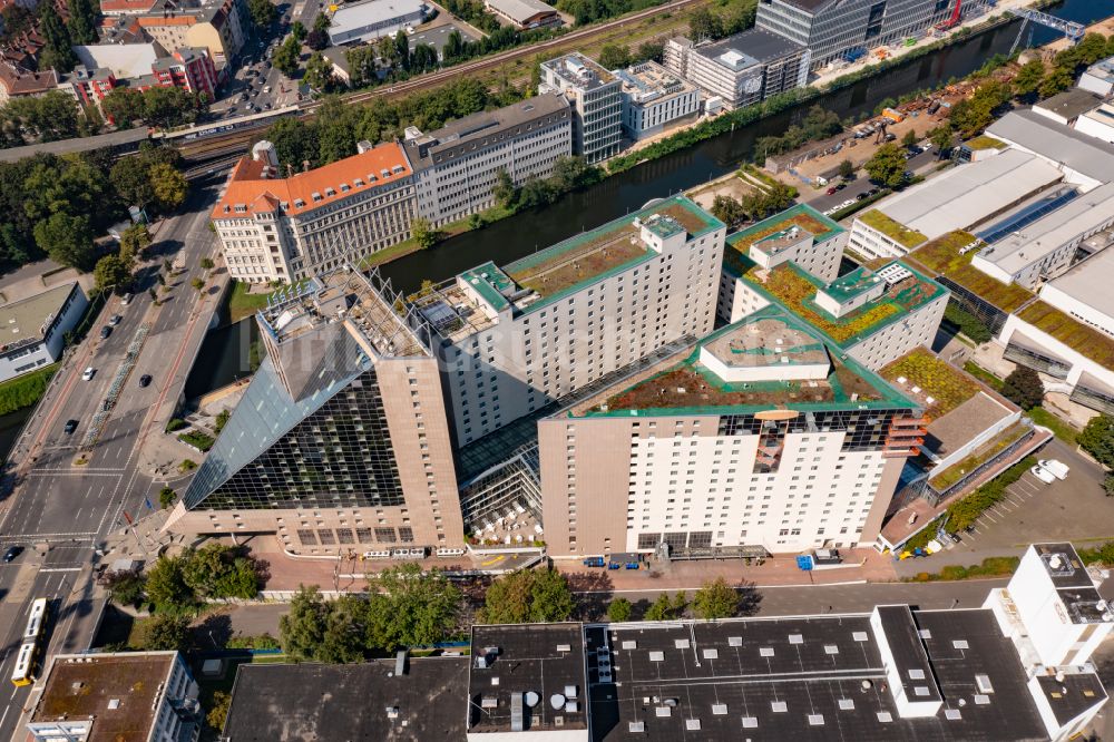 Berlin von oben - Gebäudekomplex der Hotelanlage Estrel Berlin im Ortsteil Neukölln in Berlin, Deutschland