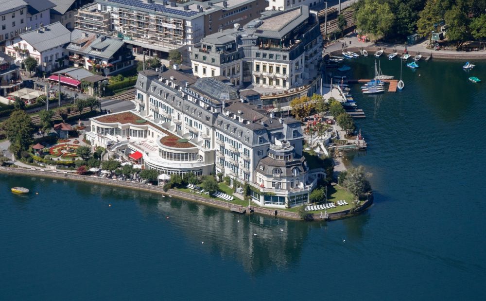 Luftbild Zell am See - Gebäudekomplex der Hotelanlage Grand Hotel Zell am See in Zell am See in Österreich