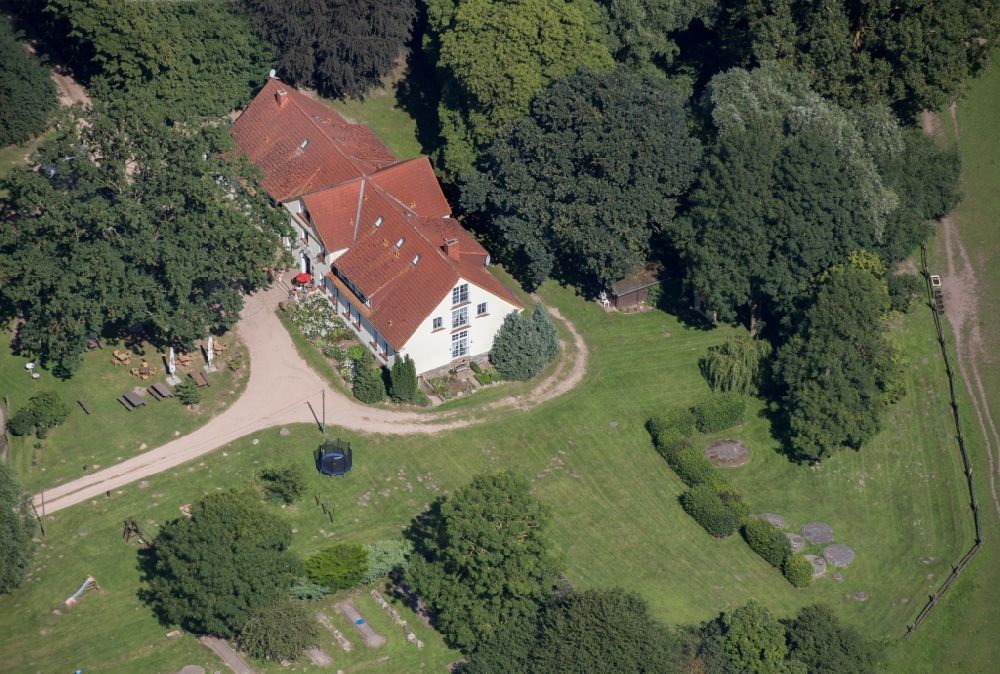 Luftbild Gustow - Gebäudekomplex der Hotelanlage Gutshaus Kajahn in Gustow im Bundesland Mecklenburg-Vorpommern, Deutschland
