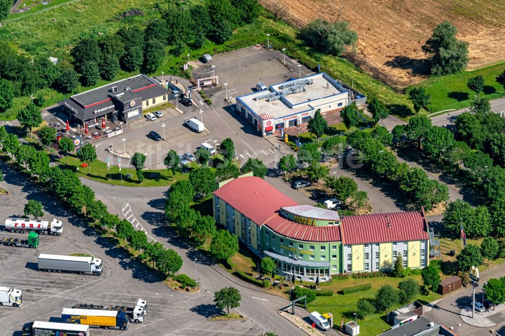 Luftbild Herbolzheim - Gebäudekomplex der Hotelanlage Highway Hotel in Herbolzheim im Bundesland Baden-Württemberg, Deutschland