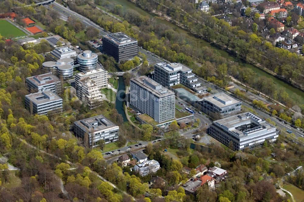 München von oben - Gebäudekomplex der Hotelanlage Hilton Munich Park und Bürogebäude am Tucherpark in München im Bundesland Bayern