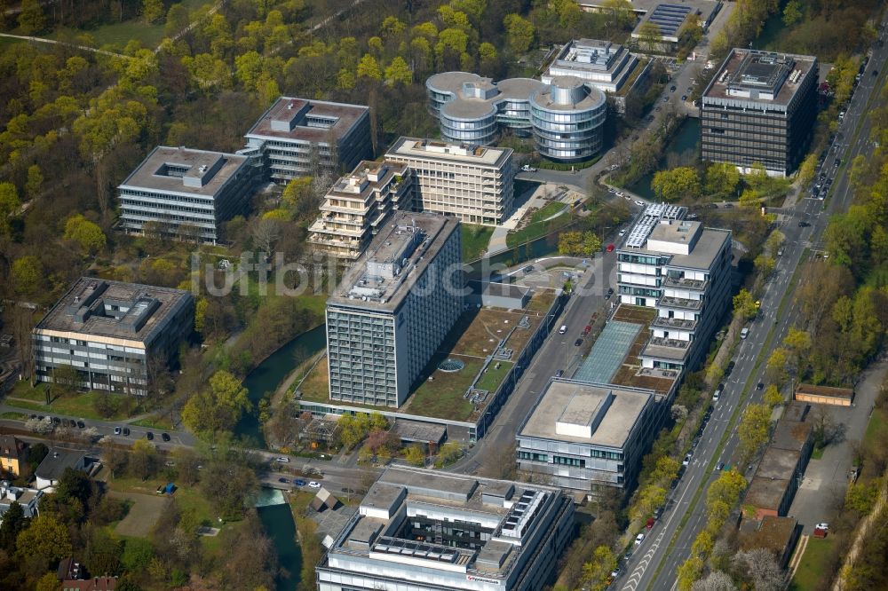 Luftbild München - Gebäudekomplex der Hotelanlage Hilton Munich Park und Bürogebäude am Tucherpark in München im Bundesland Bayern