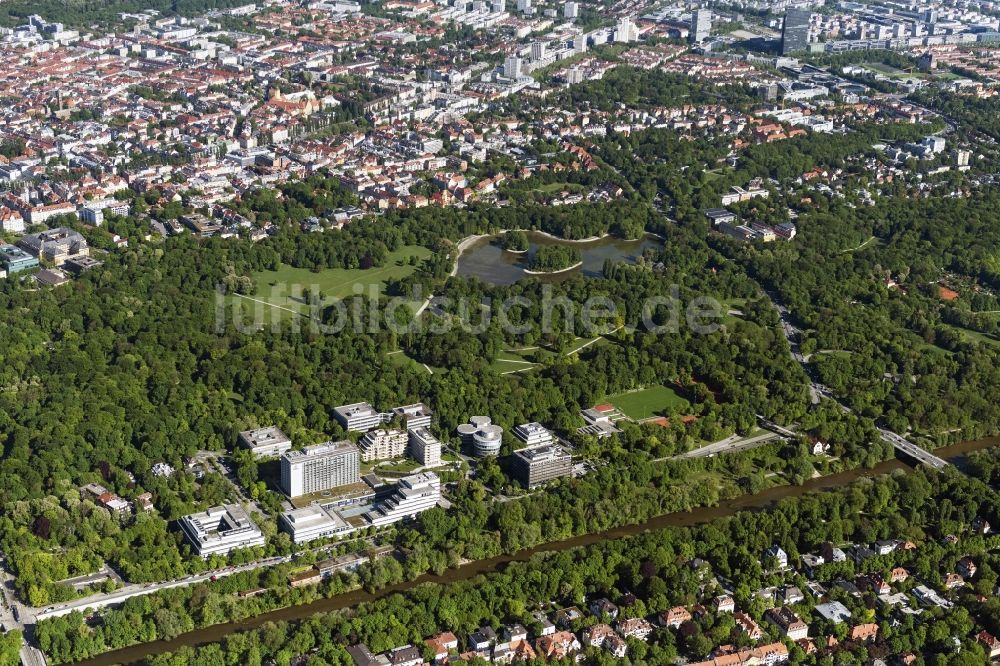 München von oben - Gebäudekomplex der Hotelanlage Hilton Munich Park und Bürogebäude am Tucherpark in München im Bundesland Bayern