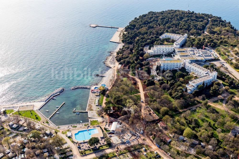 Luftbild Porec - Gebäudekomplex der Hotelanlage Hotel Delfin Plava Laguna auf einer Mittlemeerhalbinsel in Porec in Istirien - Istarska zupanija, Kroatien