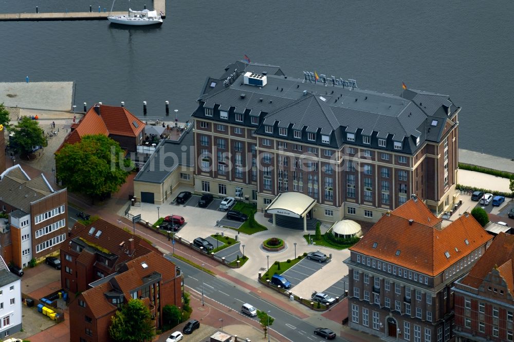 Luftaufnahme Emden - Gebäudekomplex der Hotelanlage Hotel am Delft in Emden im Bundesland Niedersachsen, Deutschland